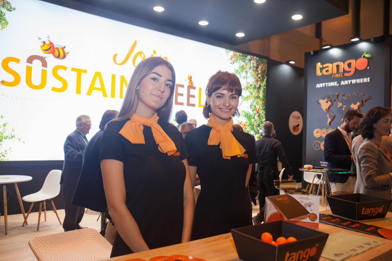 Azafatas para ferias: qué hacen, qué perfiles existen y cómo elegir el personal adecuado | Siglo 21